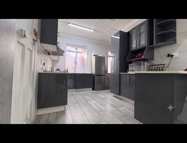 3 BEDROOM APARTMENT FOR SALE IN GLENWOOD